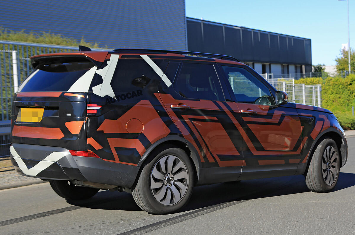 Land Rover Discovery spied with little disguise