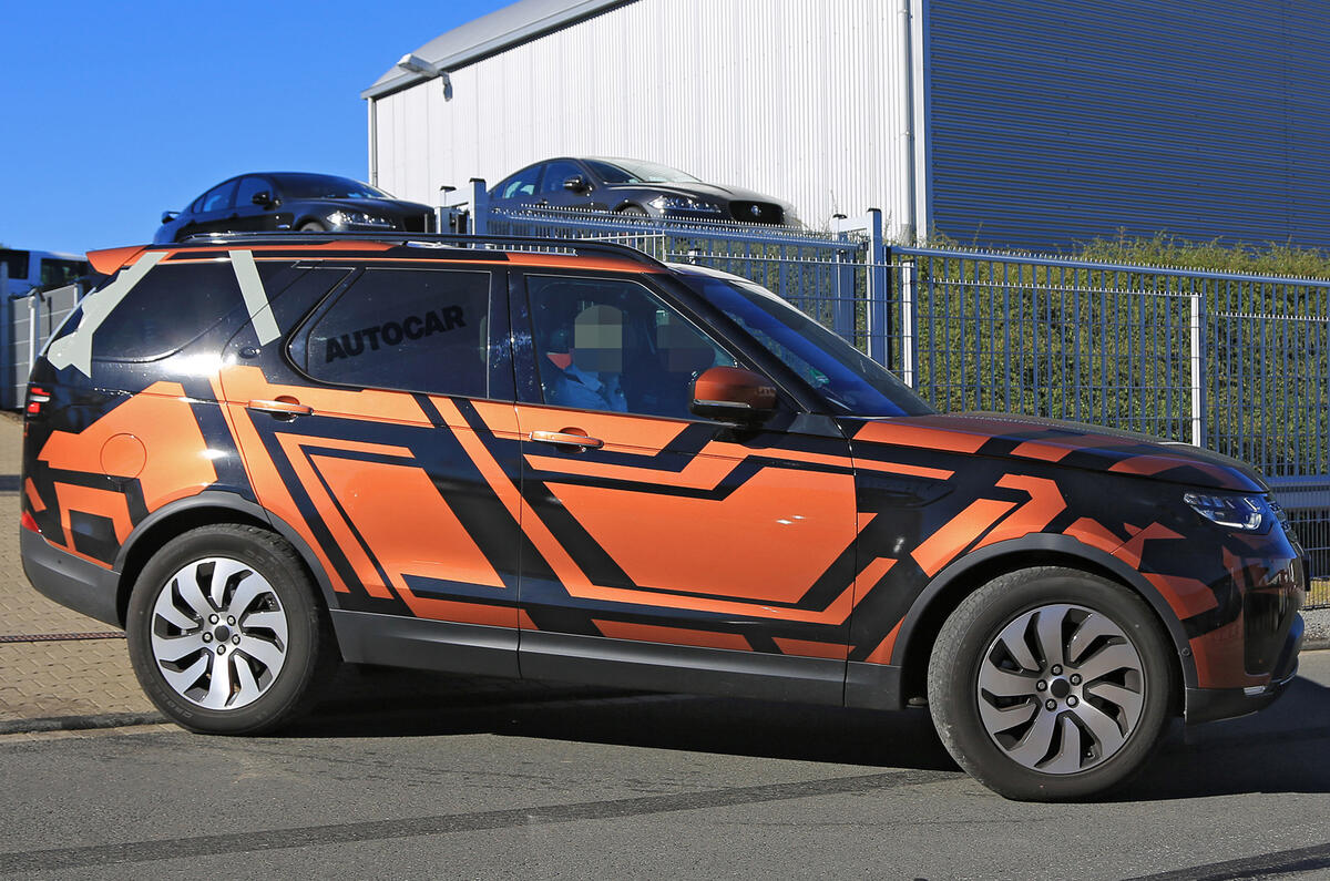 Land Rover Discovery spied with little disguise