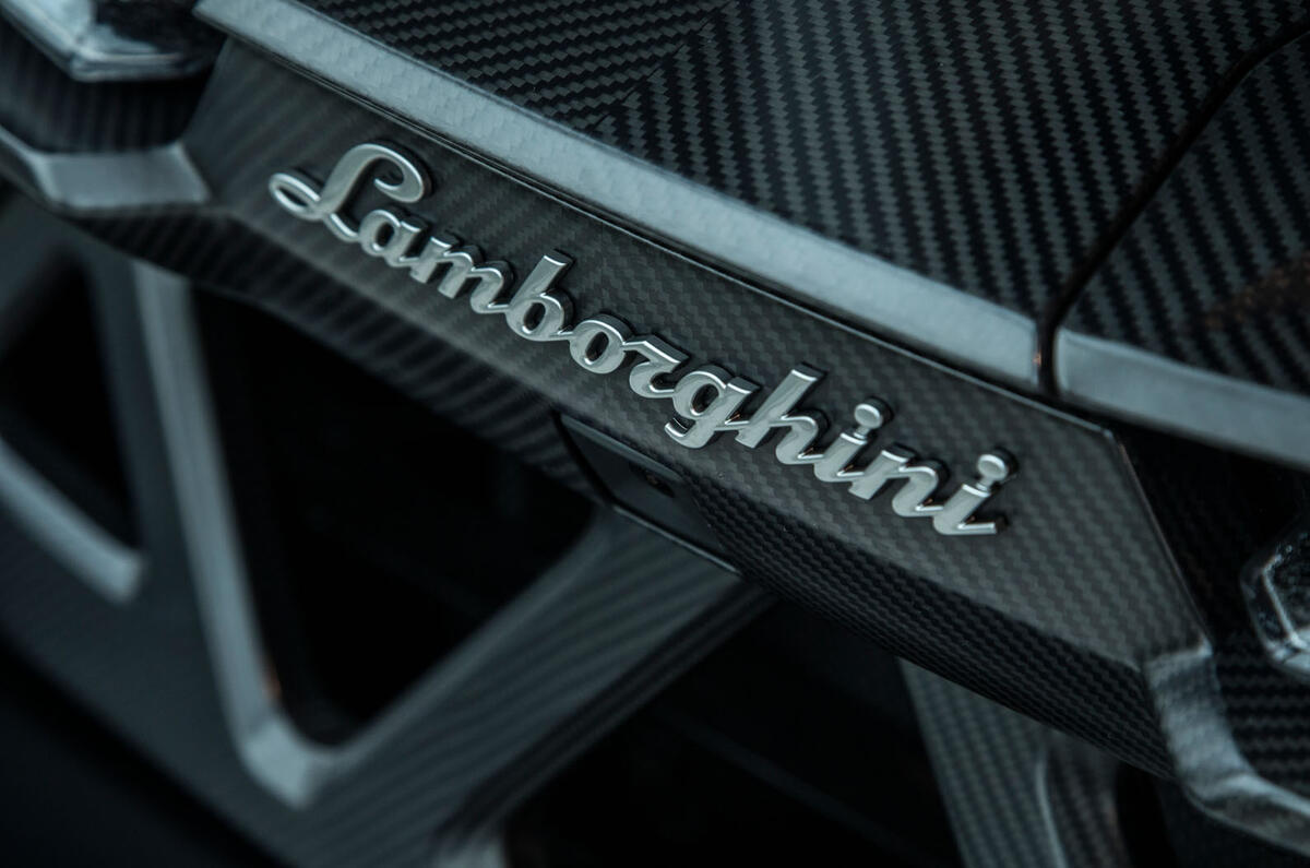 How to repair a crashed Lamborghini Aventador’s carbonfibre monocoque