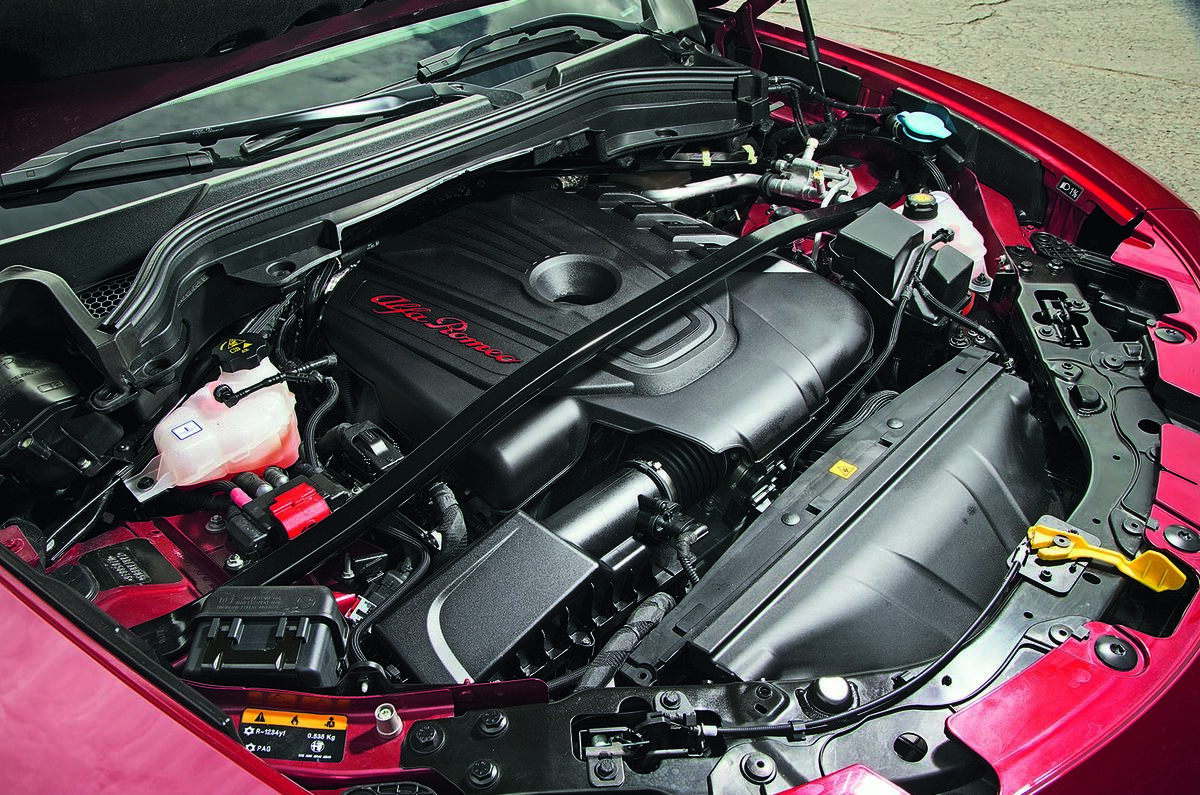 Alfa Romeo Stelvio vs Jaguar F-Pace