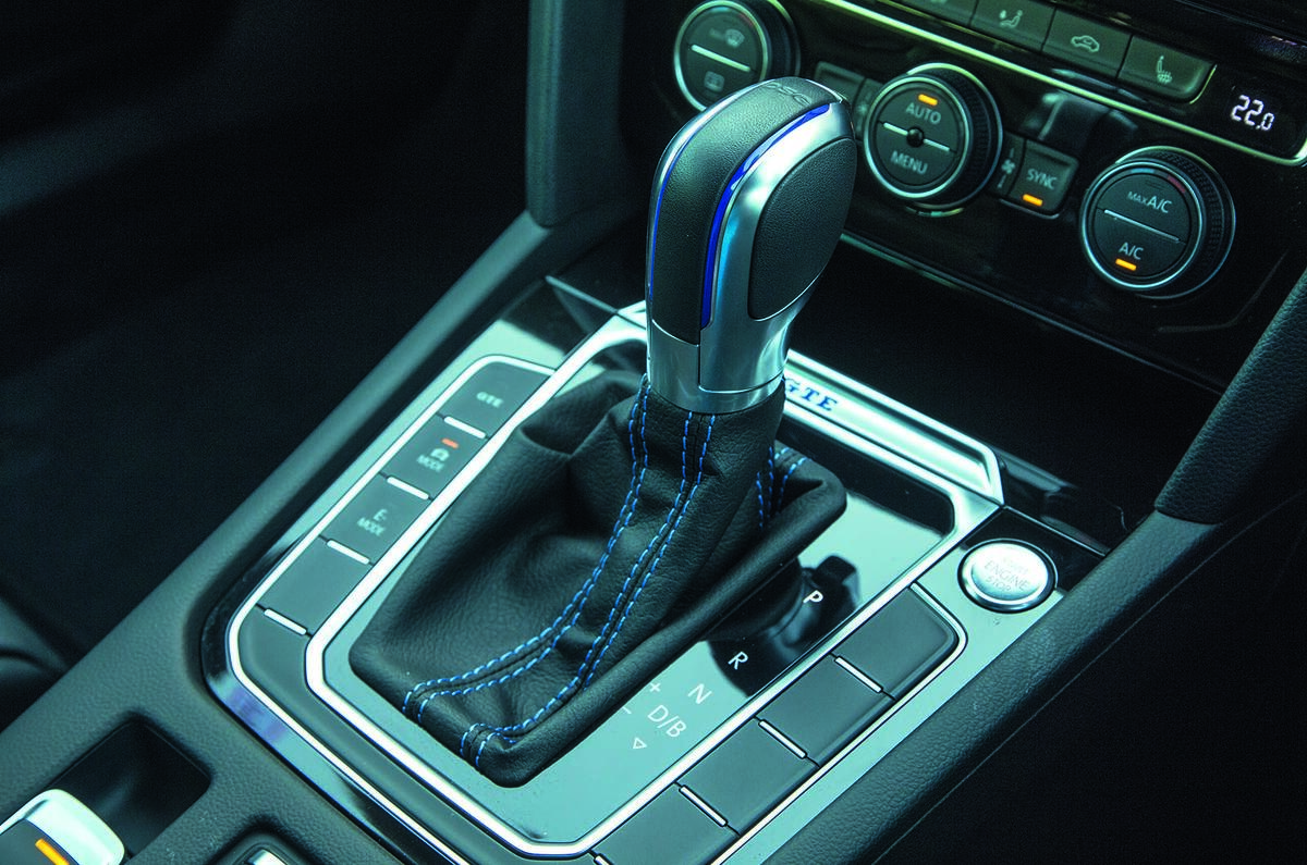 Volkswagen Passat GTE Estate gears