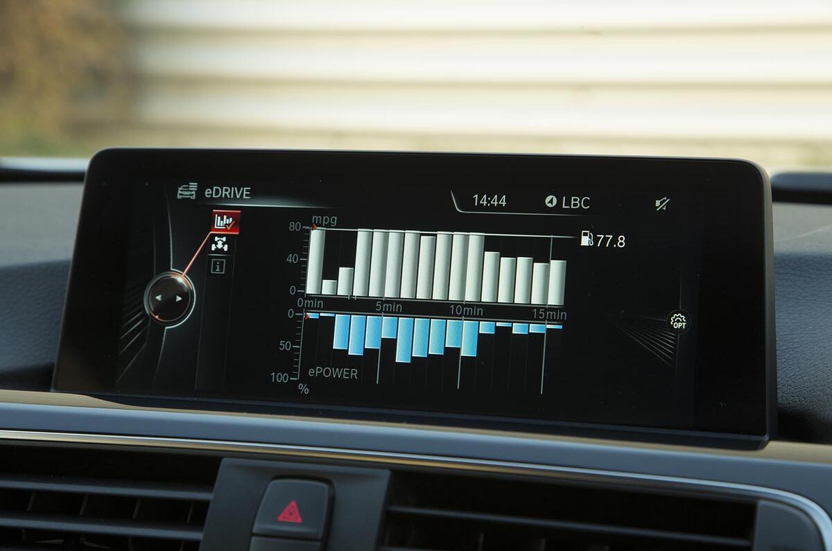 BMW 330e Sport infotainment