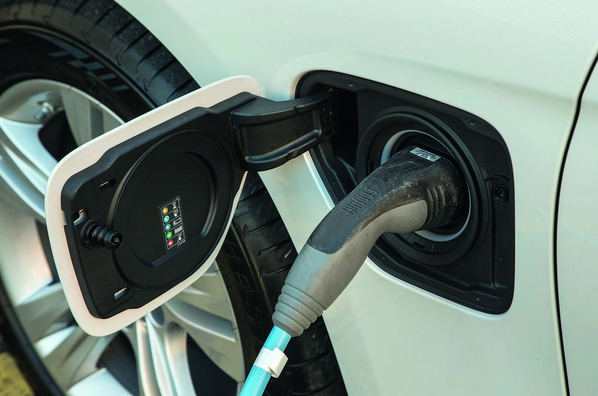 BMW 330e Sport charging