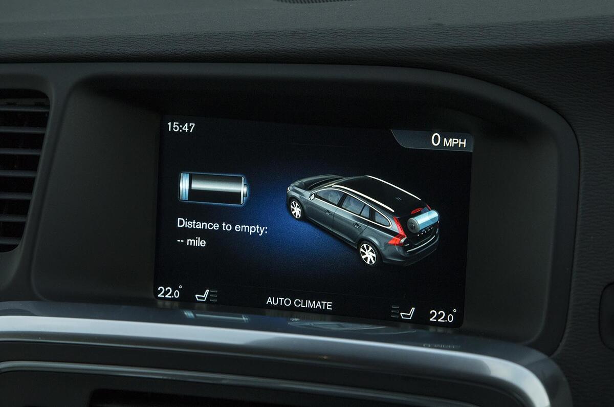 Volvo V60 D5 Twin Engine SE Nav infotainment