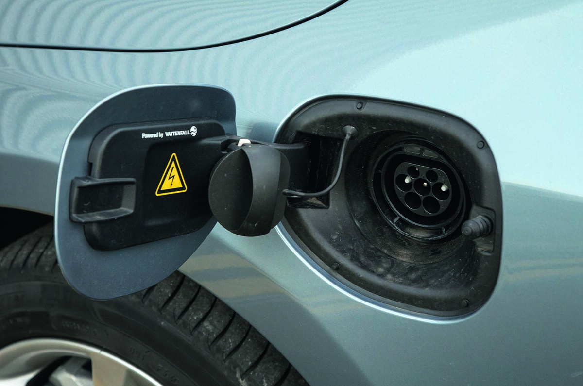 Volvo V60 D5 Twin Engine SE Nav charging