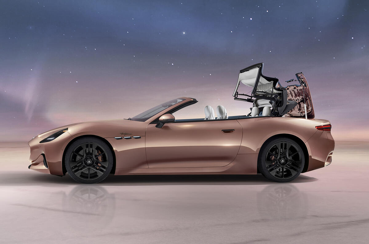Maserati Grancabrio Folgore roof moving Maserati Grancabrio Folgore roof moving
