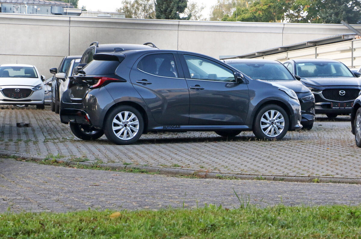 Mazda 2 3