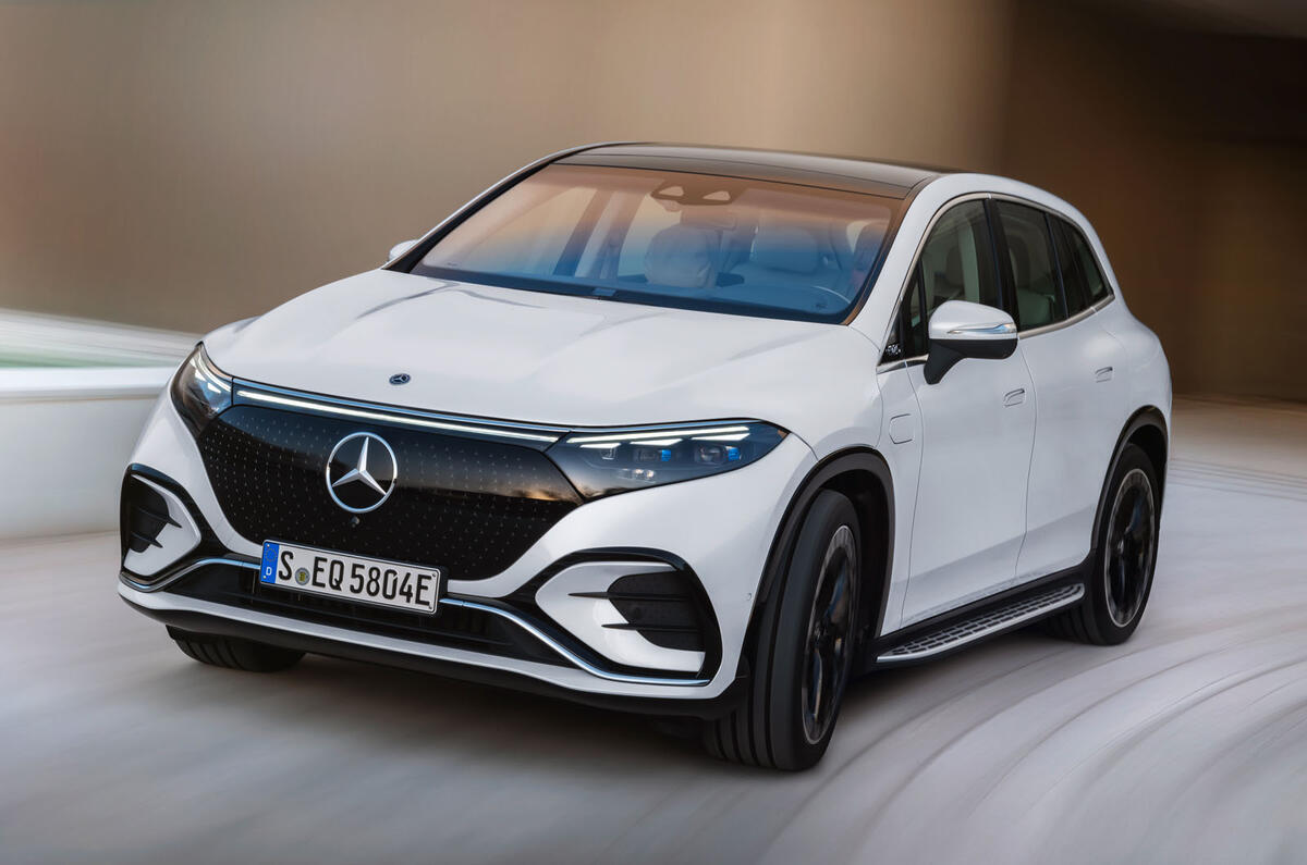Mercedes Benz EQS SUV 2022 front quarter cornering