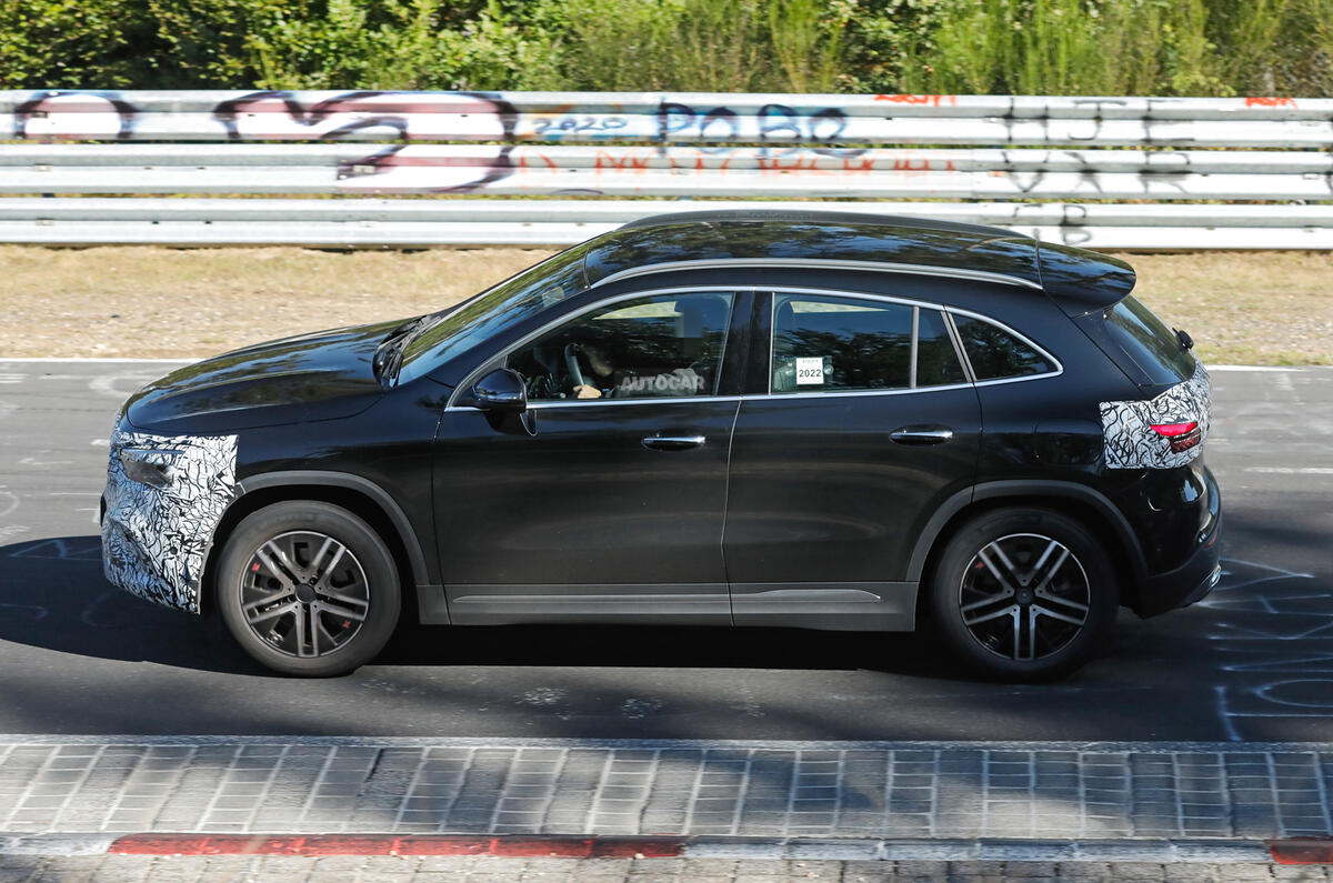 Mercedes GLA facelift 2023 side tracking Mercedes GLA facelift 2023 side tracking