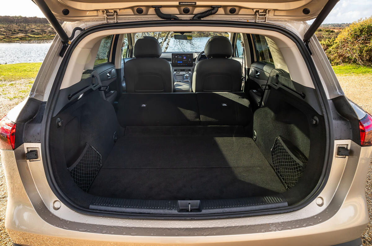 MG S6 EV boot seats down