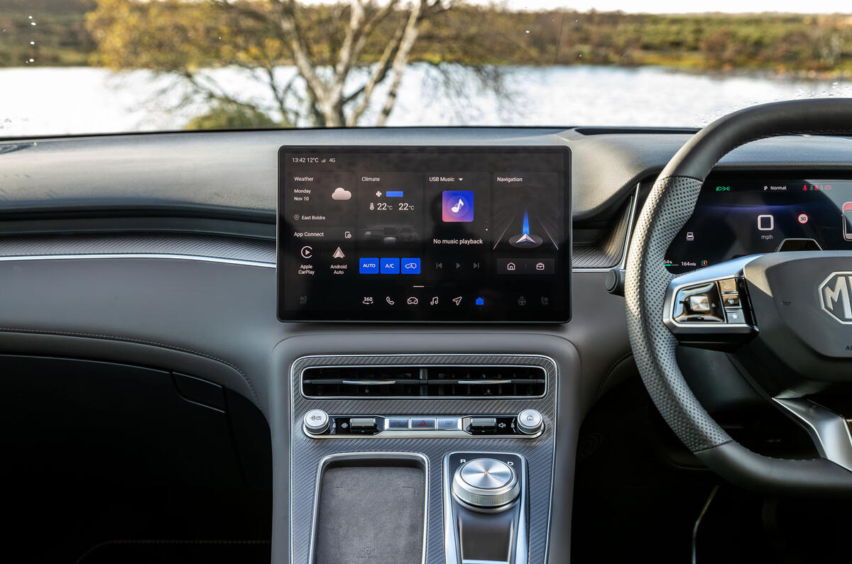 MG S6 EV infotainment screen