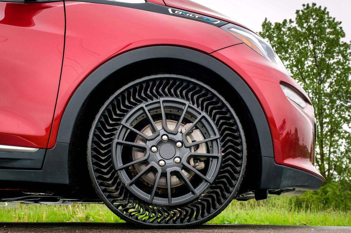 Michelin Uptis tyre concept on car