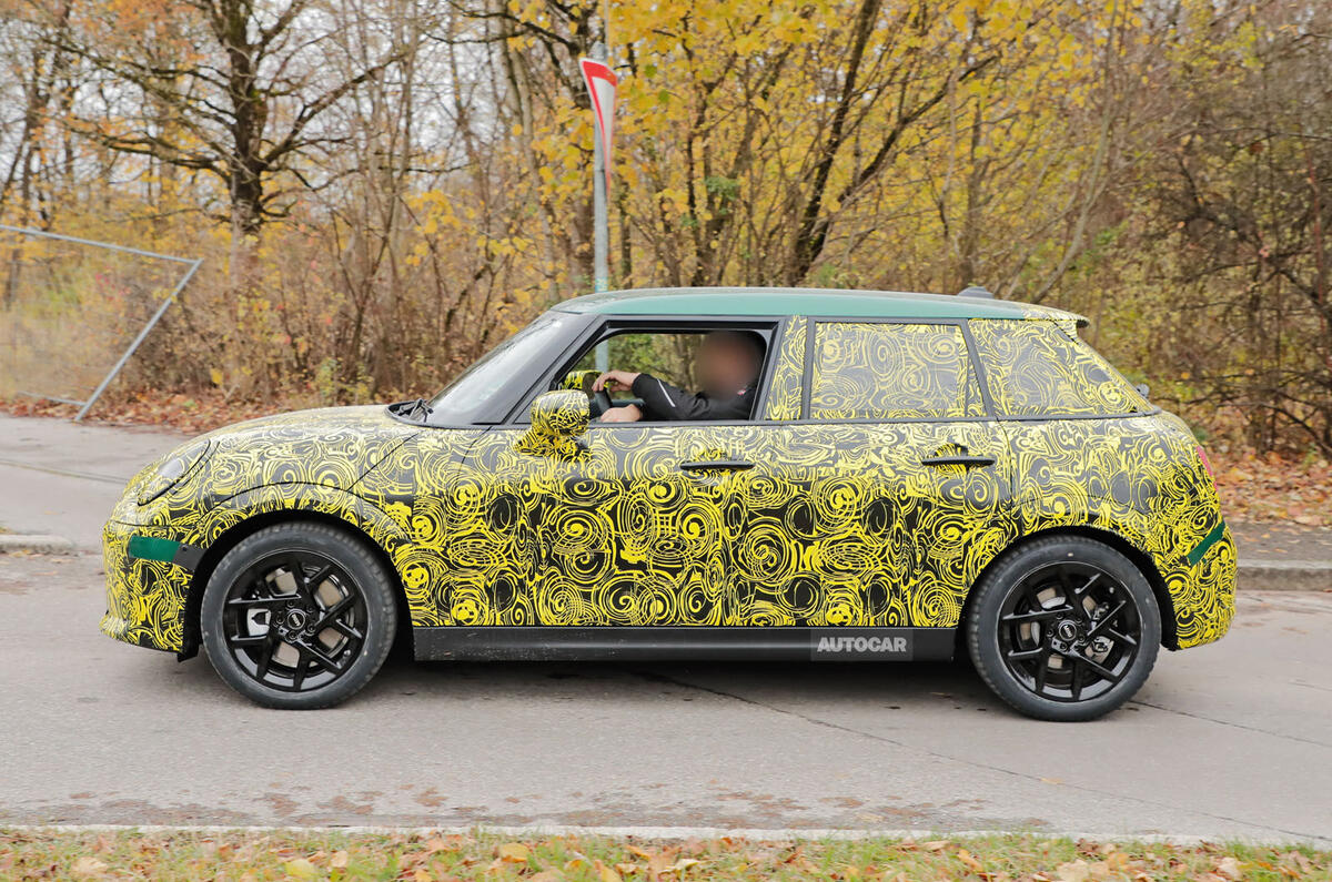 Mini Cooper 5dr 2024 camouflage side tracking