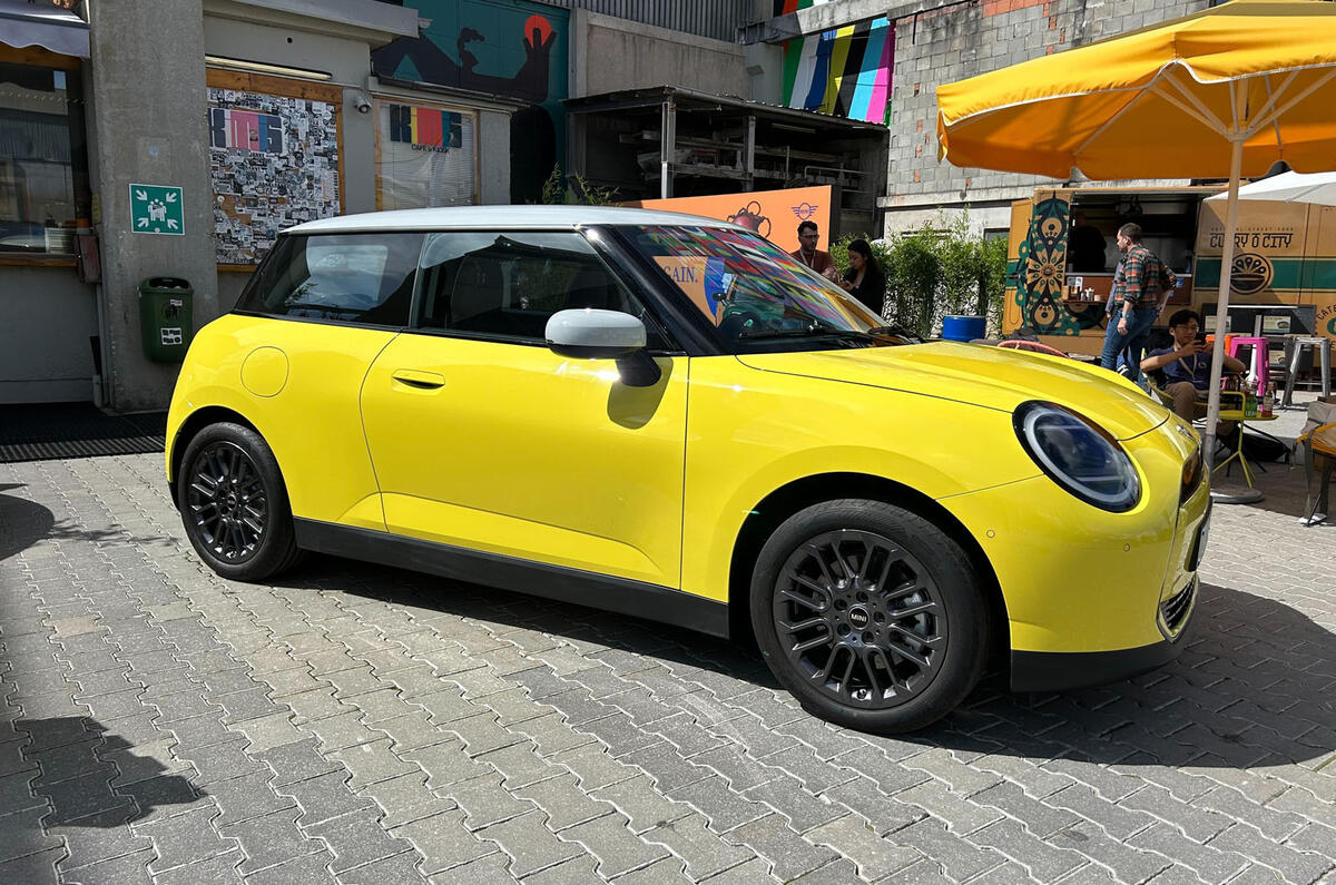 Mini Cooper Electric 2024 yellow side Mini Cooper Electric 2024 yellow side