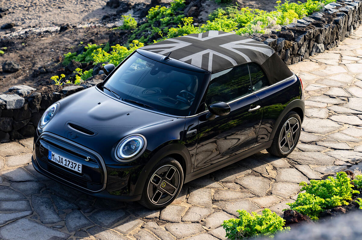 Mini Cooper SE Convertible front three quarter static Mini Cooper SE Convertible front three quarter static