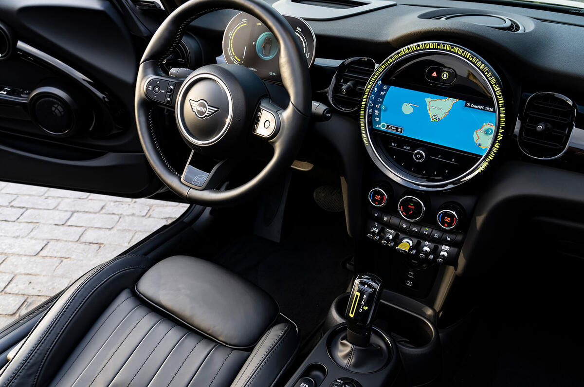 Mini Cooper SE Convertible interior dashboard Mini Cooper SE Convertible interior dashboard