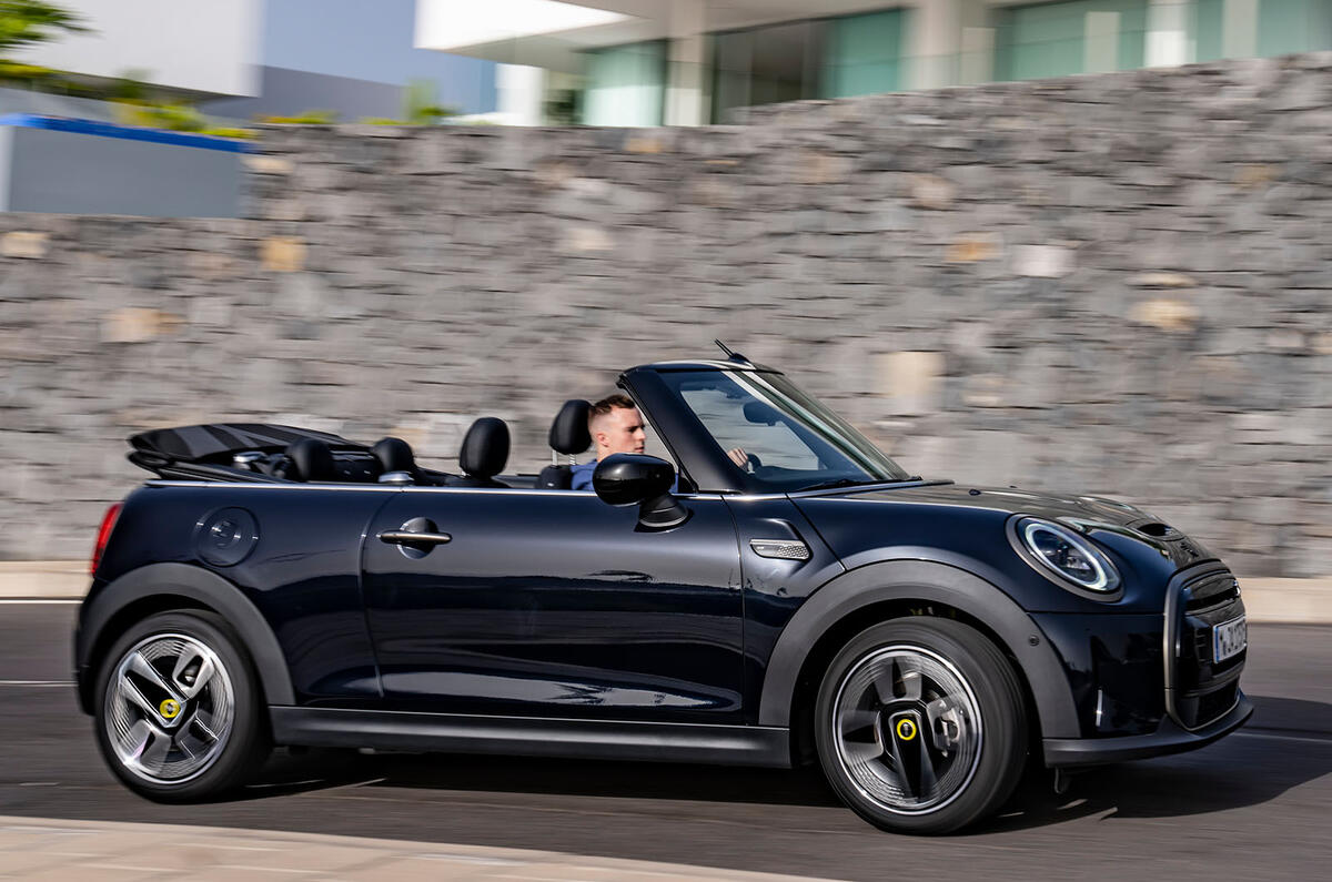 Mini Cooper SE Convertible side right Mini Cooper SE Convertible side right