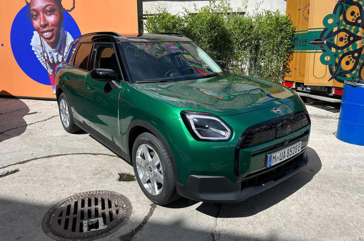 mini countryman 2024 green front quarter mini countryman 2024 green front quarter