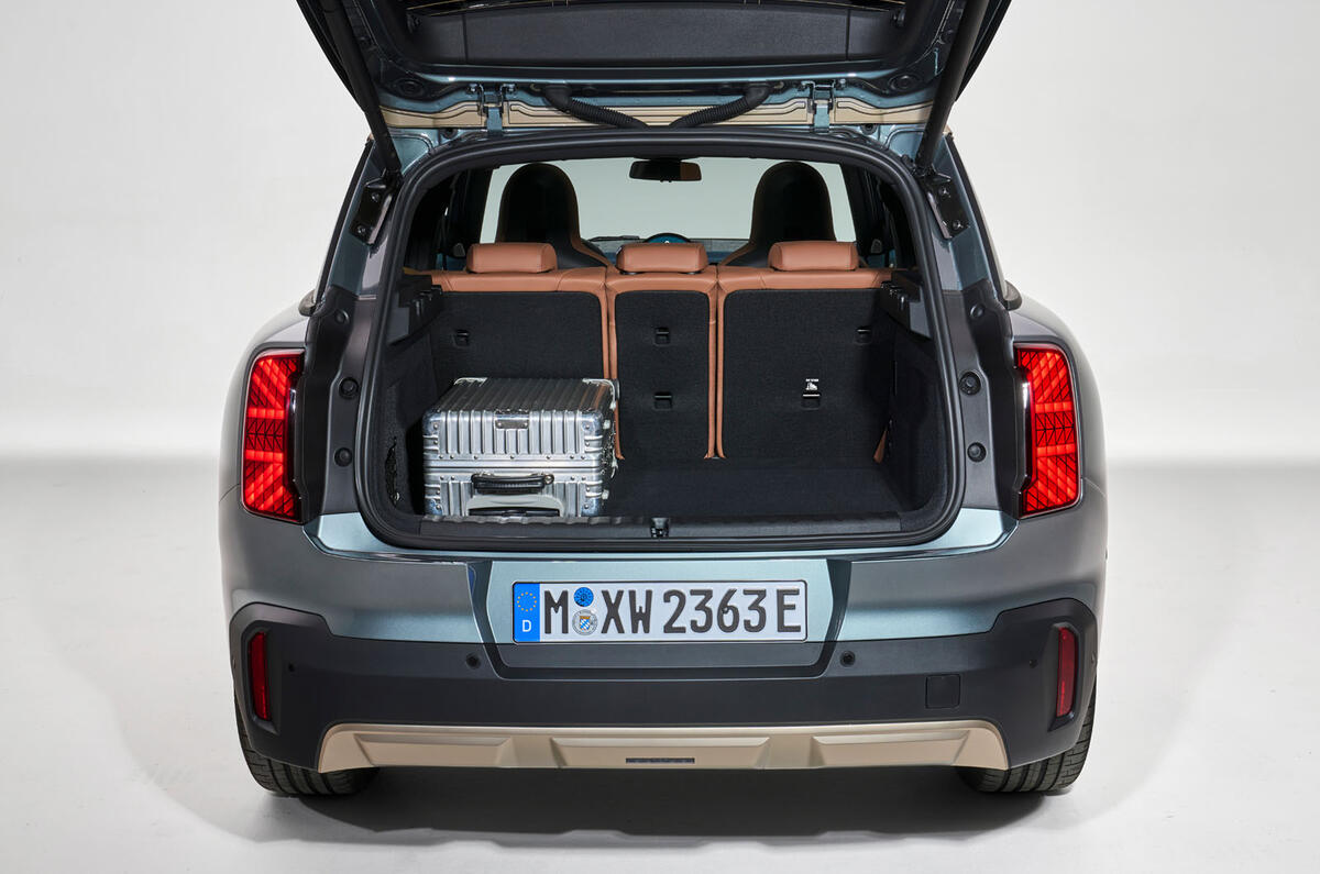 Mini Countryman boot with suitcase Mini Countryman boot with suitcase