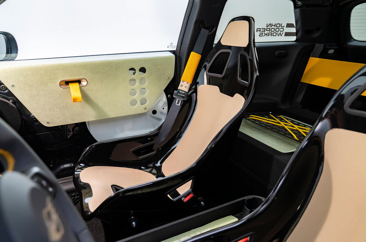 Mini Deus Skeg front seats