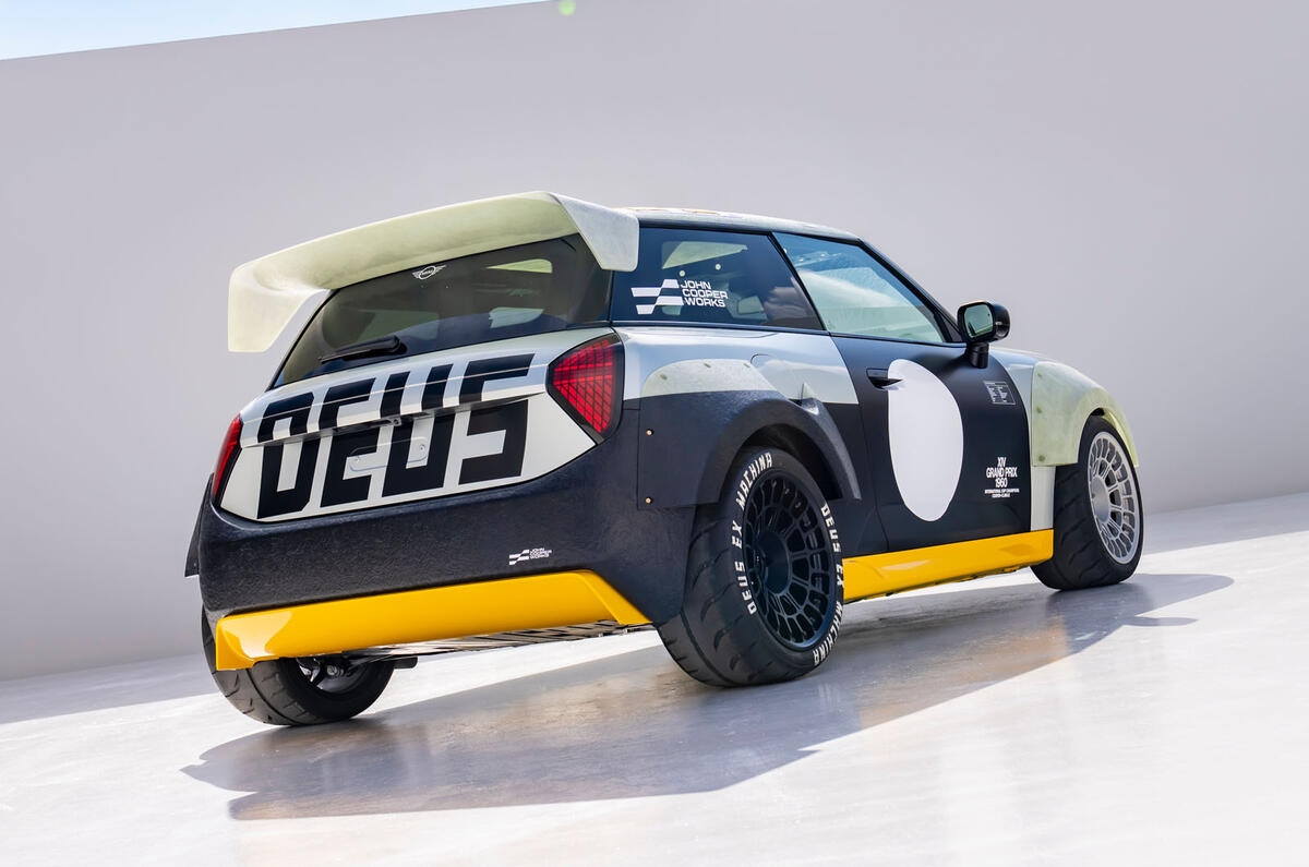 Mini Deus Skeg rear quarter