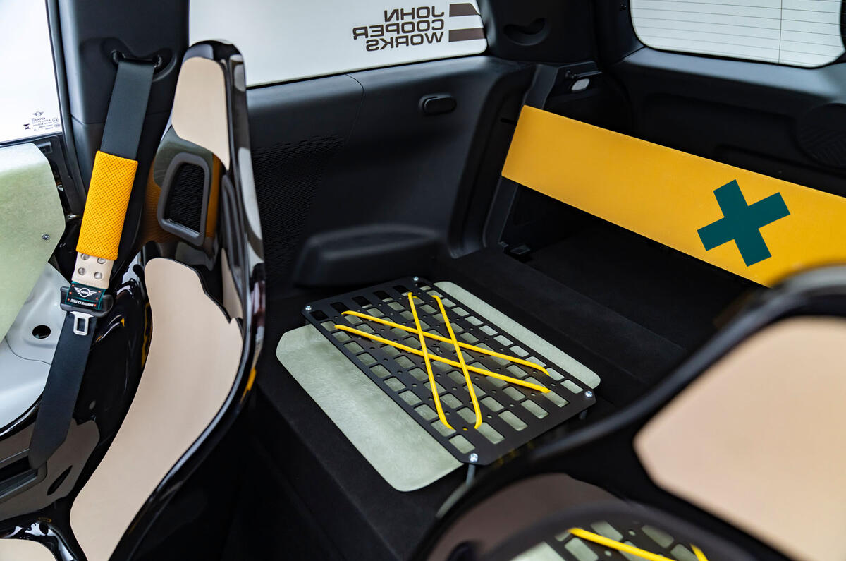 Mini Deus Skeg rear seats