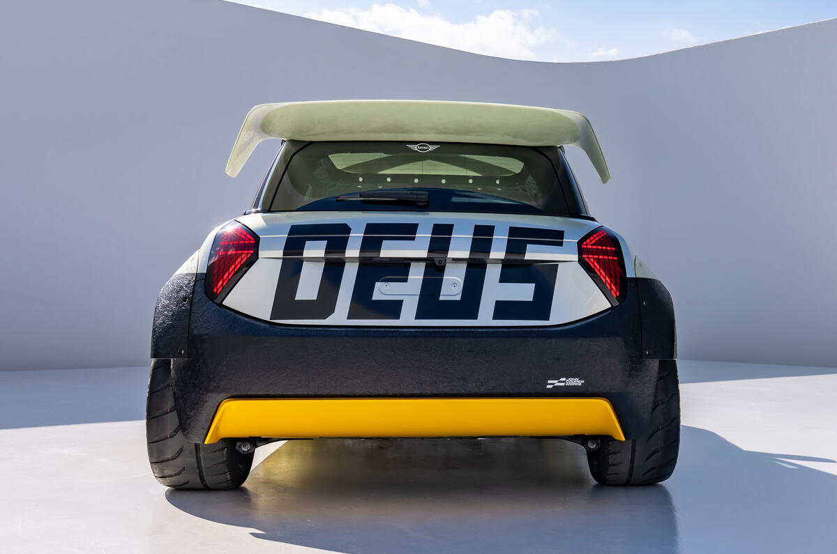Mini Deus Skeg rear