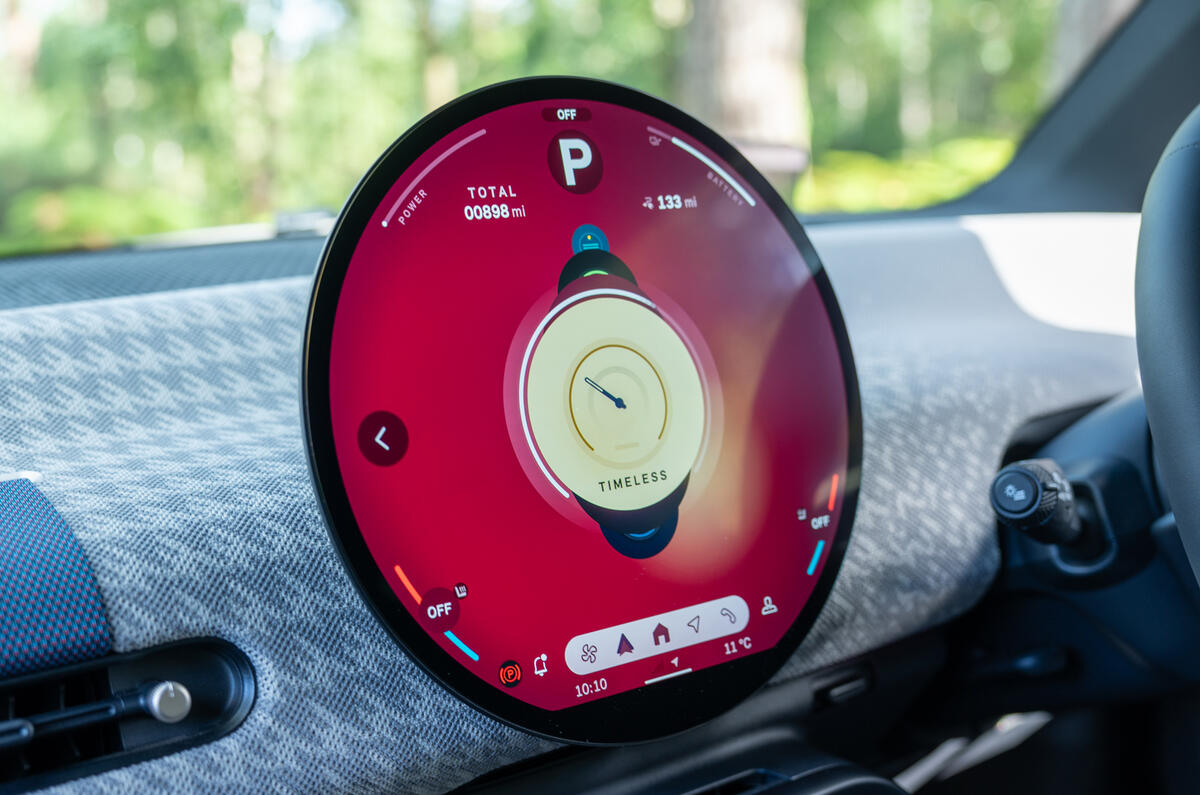 The all-electric MINI Cooper OLED screen The all-electric MINI Cooper OLED screen