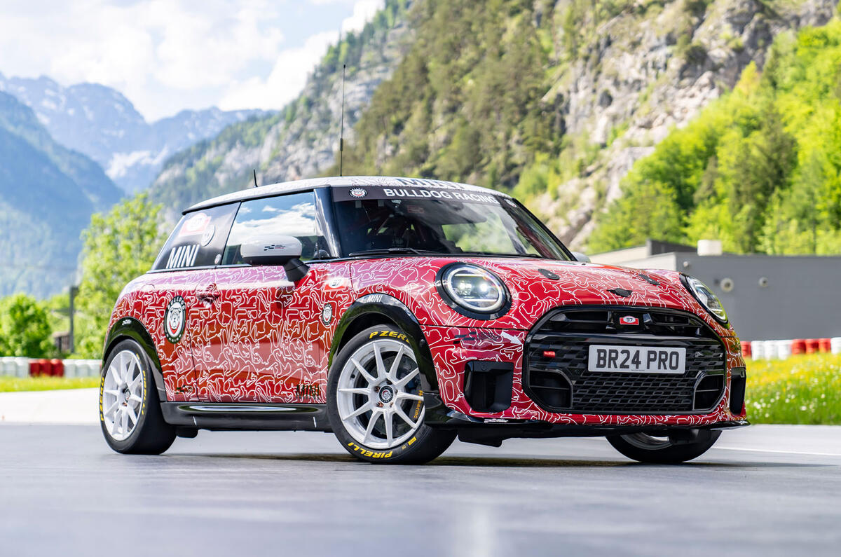 Mini John Cooper Works Bulldog Racing front quarter static Mini John Cooper Works Bulldog Racing front quarter static