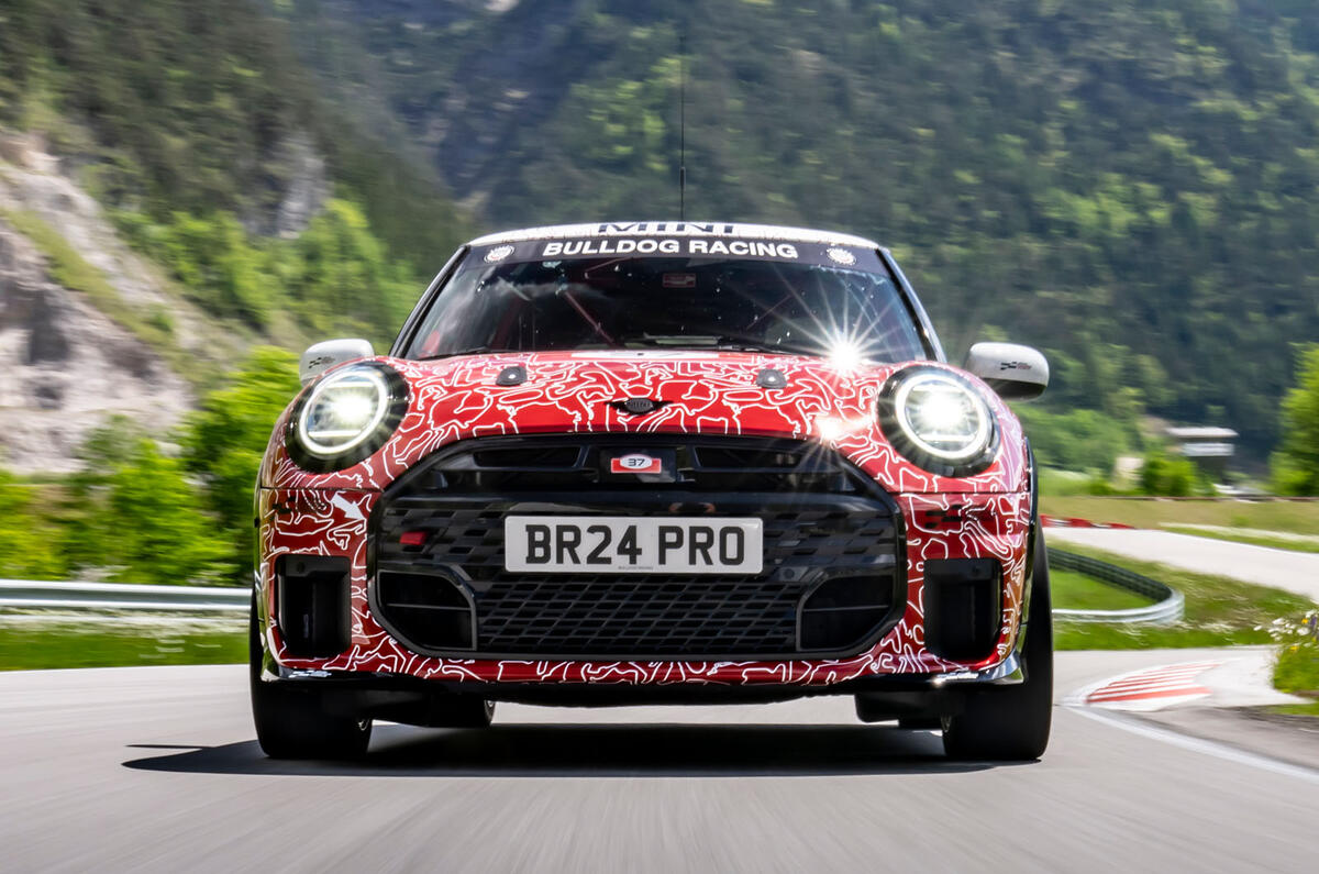Mini John Cooper Works Bulldog Racing front tracking Mini John Cooper Works Bulldog Racing front tracking