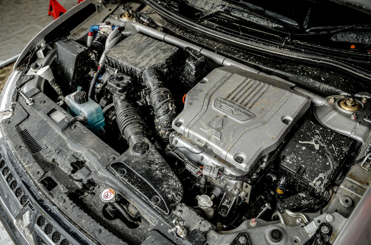 Mitsubishi Outlander PHEV engine