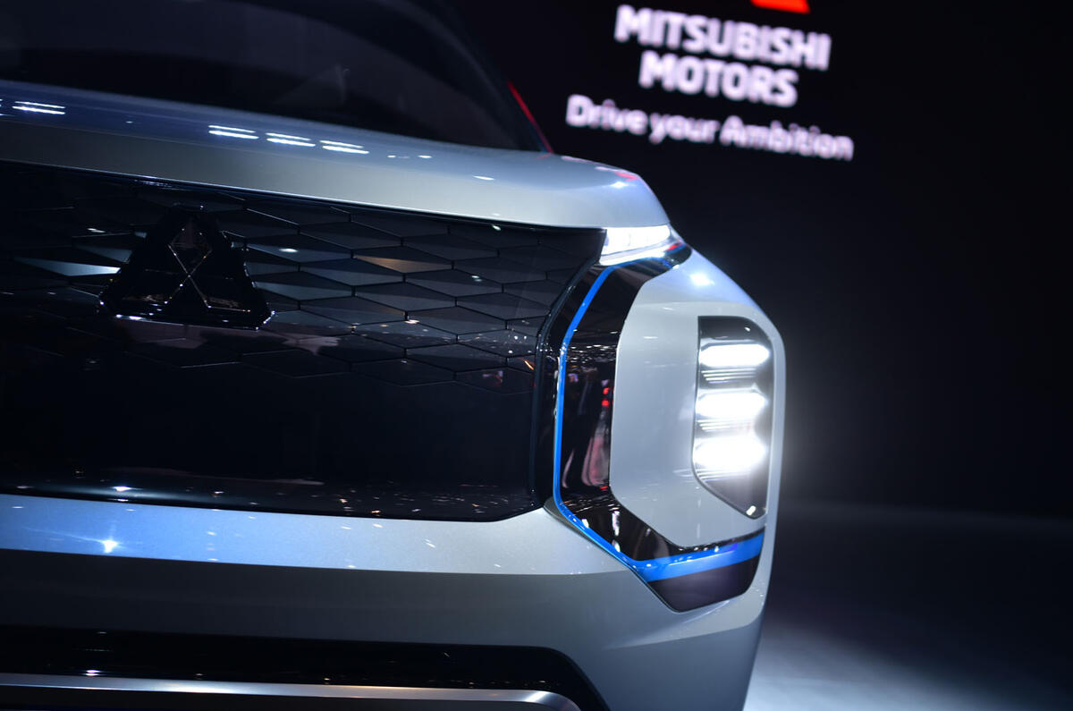tsubishi Engelburg Tourer Geneva stand - front bumper