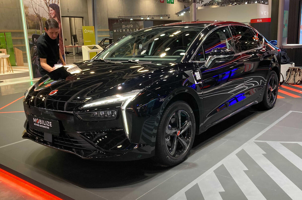 Mobilize Limo 2022 front quarter Paris Motor Show Mobilize Limo 2022 front quarter Paris Motor Show