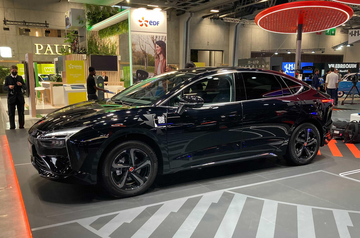 Mobilize Limo 2022 side quarter Paris Motor Show