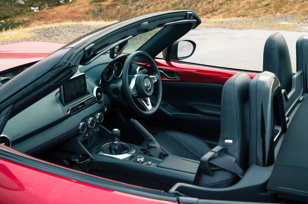 Mazda MX-5  interior