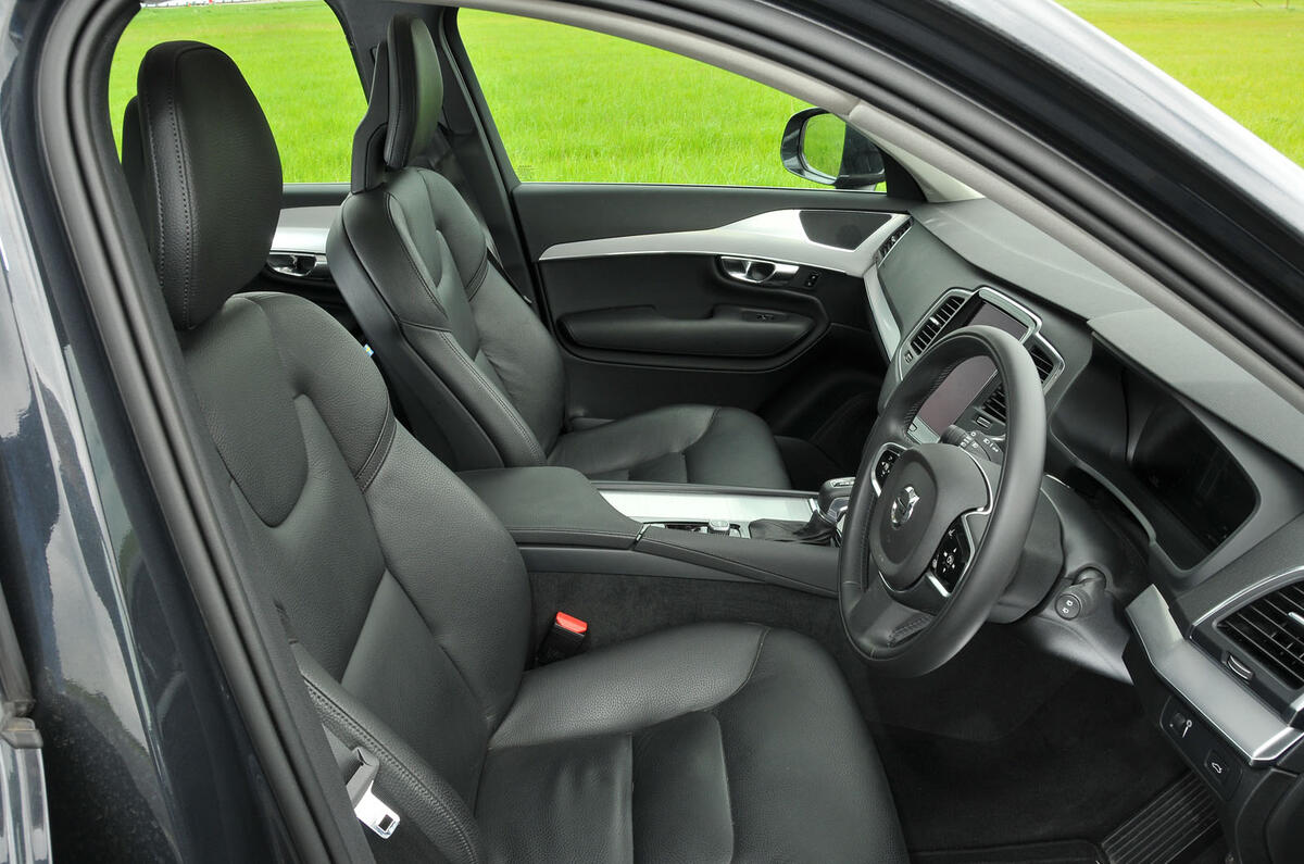 Volvo XC90 D5 Momentum vs Range Rover TDV6 Vogue: