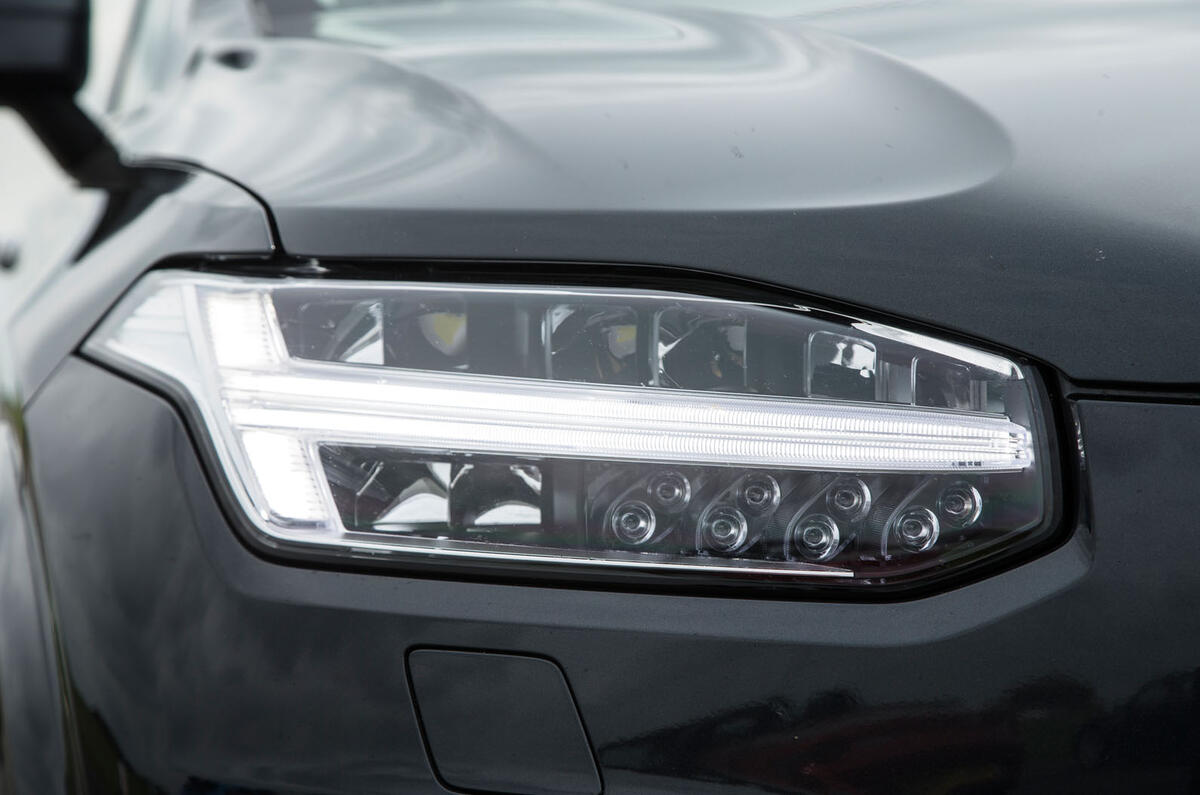 Volvo XC90 D5 Momentum vs Range Rover TDV6 Vogue: