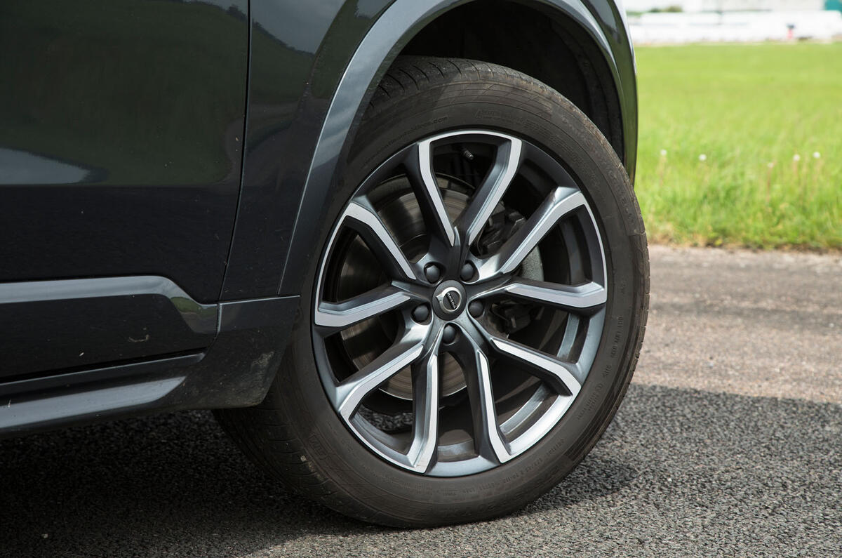 Volvo XC90 D5 Momentum vs Range Rover TDV6 Vogue: