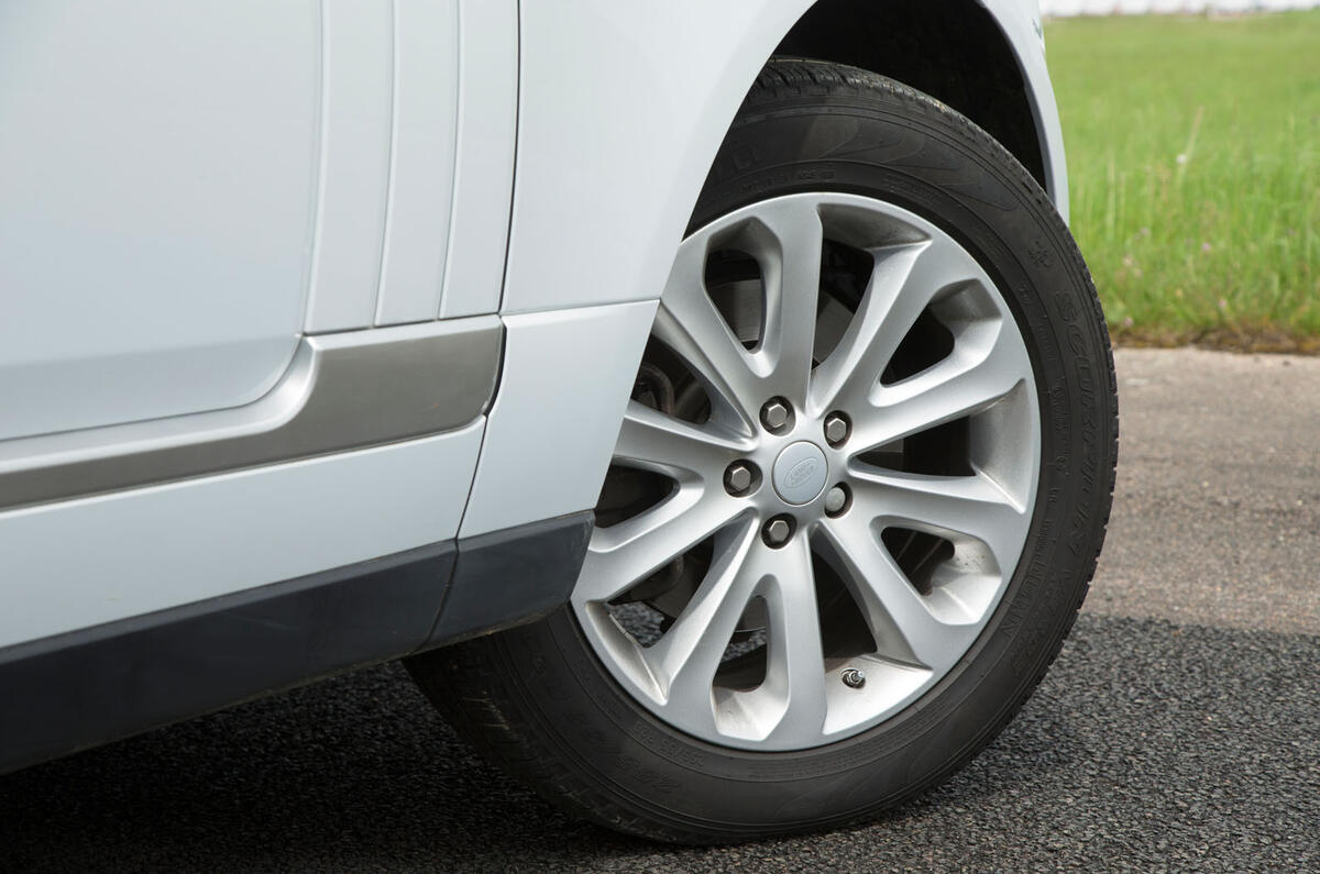 Volvo XC90 D5 Momentum vs Range Rover TDV6 Vogue: