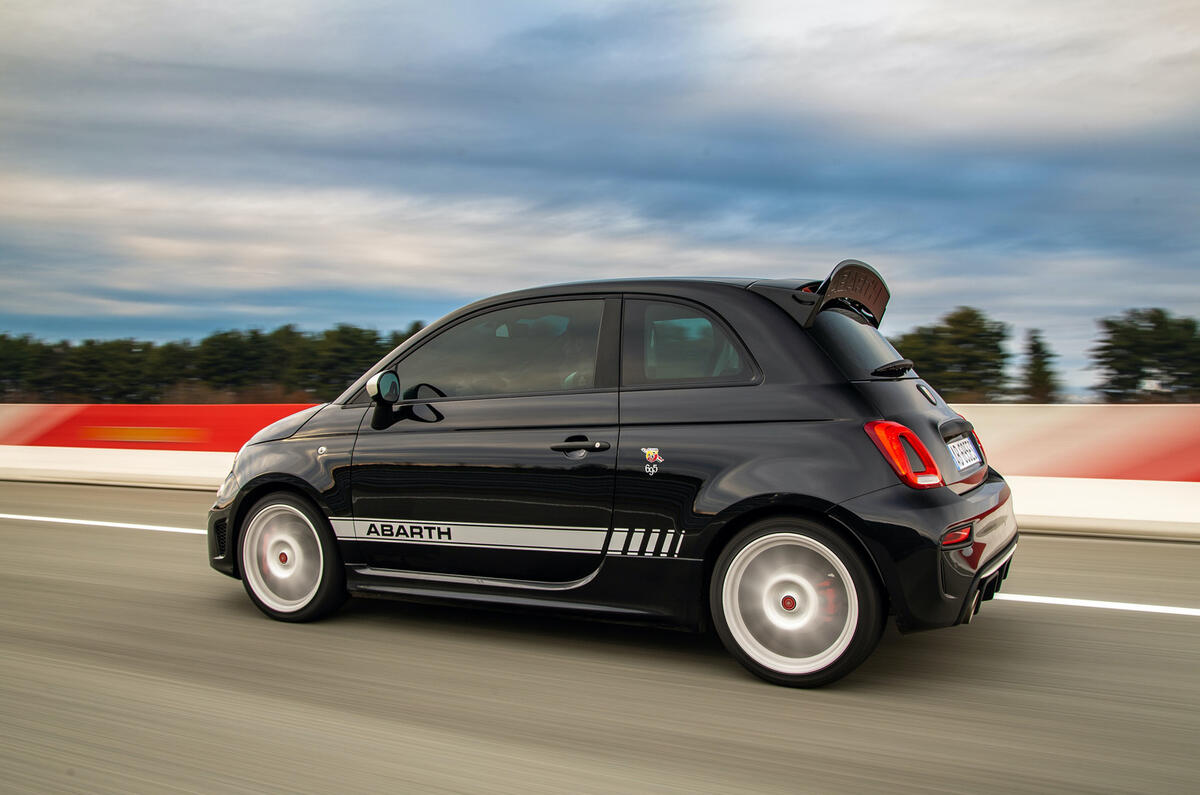 New Abarth 695 Esseeesse (19) New Abarth 695 Esseeesse (19)