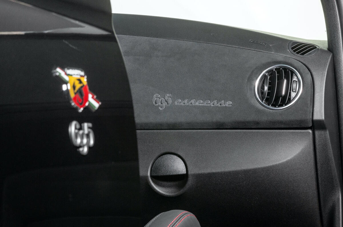 New Abarth 695 Esseesse (15) New Abarth 695 Esseesse (15)