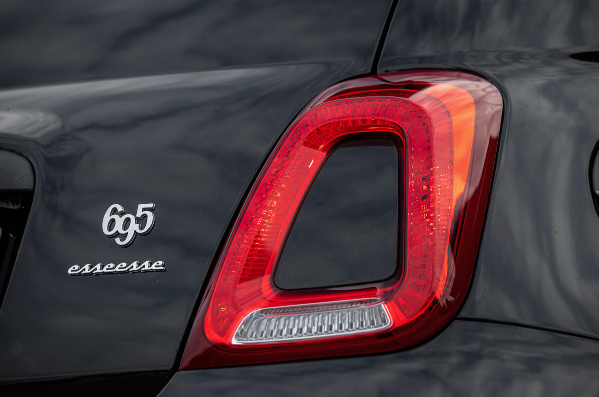 New Abarth 695 Esseesse (19) New Abarth 695 Esseesse (19)