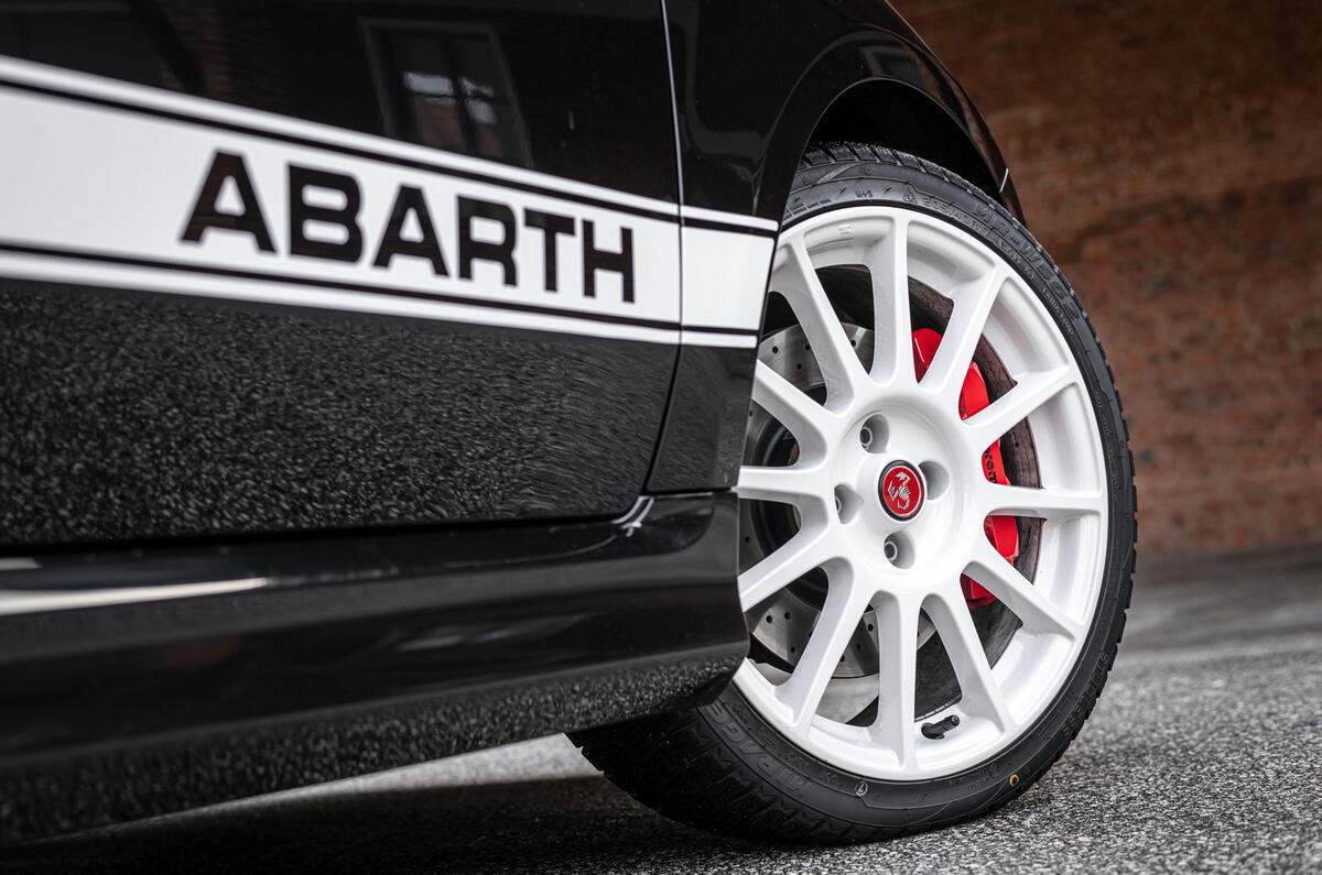 New Abarth 695 Esseesse (20) New Abarth 695 Esseesse (20)