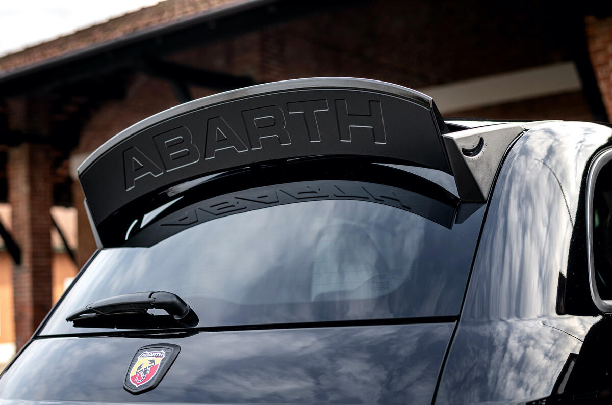 New Abarth 695 Esseesse (21) New Abarth 695 Esseesse (21)