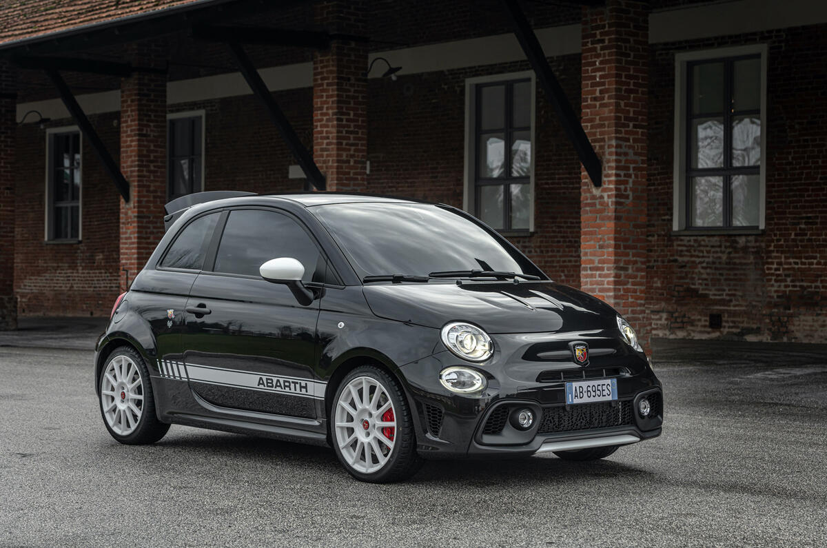 New Abarth 695 Esseesse (22) New Abarth 695 Esseesse (22)