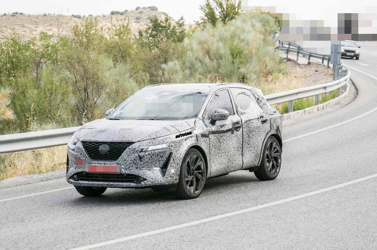 Nissan Qashqai spyshot front side Nissan Qashqai spyshot front side