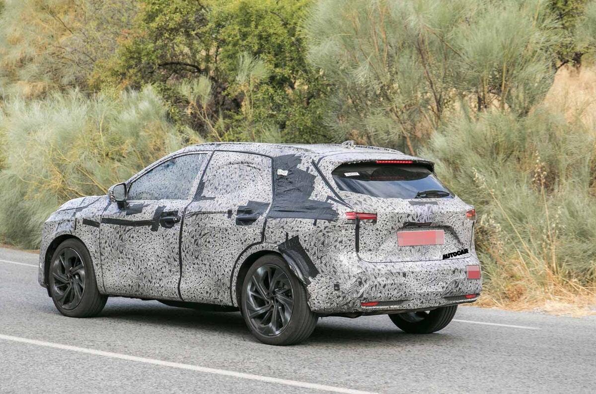 Nissan Qashqai spyshot rear side Nissan Qashqai spyshot rear side