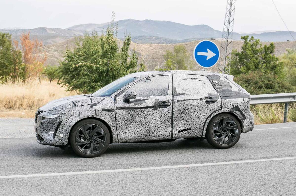 Nissan Qashqai spyshot side Nissan Qashqai spyshot side