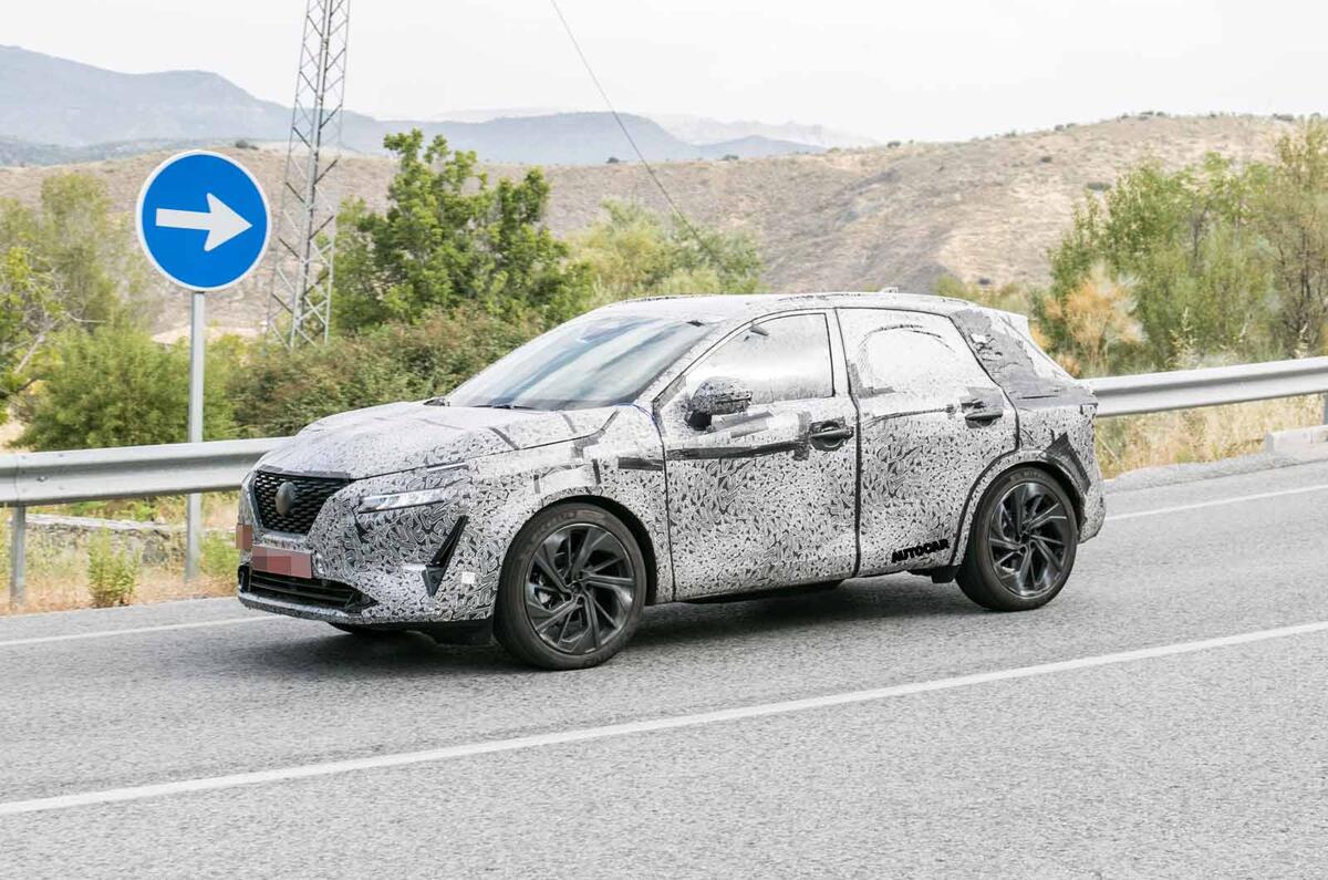 Nissan Qashqai spyshot side front Nissan Qashqai spyshot side front