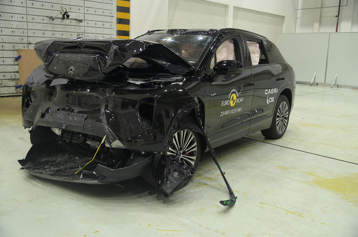 Nio EL7 bashed up